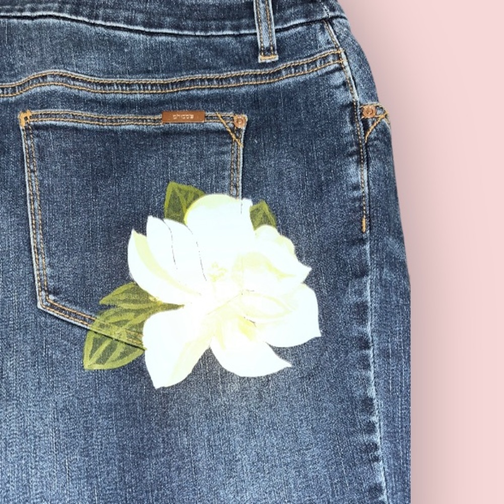 Chico's Navy Floral Embroidered Cropped Jeans - EUC - Picture 6 of 9